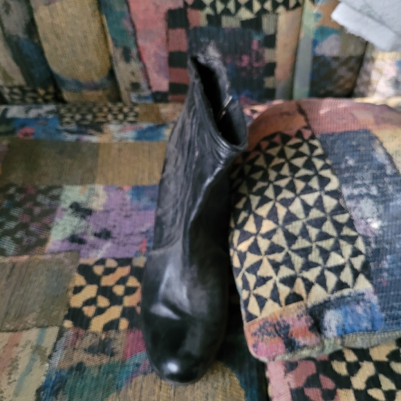 SMALL BOOTS 👢 - Picture 3 of 4